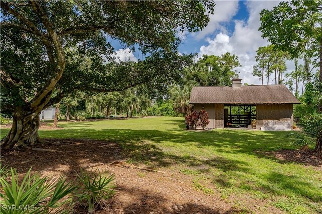 view of yard featuring an outbuilding