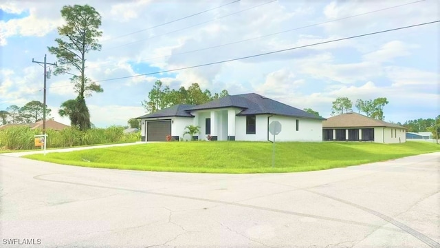 view of front of house featuring a garage and a front yard