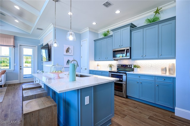 kitchen featuring a breakfast bar area, a kitchen island with sink, dark hardwood / wood-style floors, pendant lighting, and stainless steel appliances