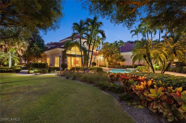 view of front of property featuring a front lawn