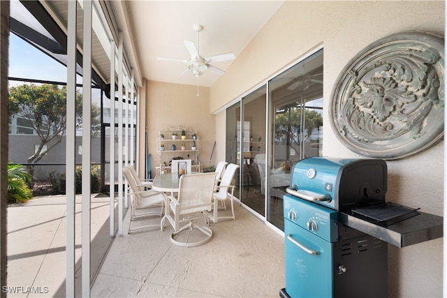 sunroom with ceiling fan