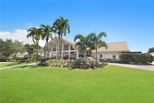 view of front of house featuring a front yard