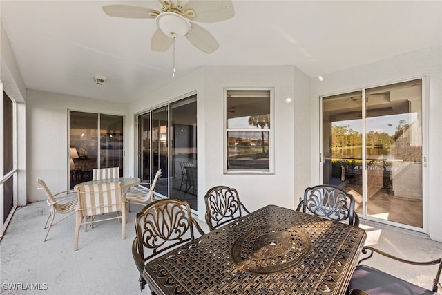 sunroom with ceiling fan