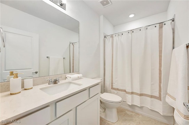 full bathroom with toilet, vanity, and shower / bath combo