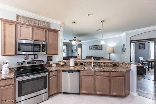 kitchen featuring kitchen peninsula, sink, appliances with stainless steel finishes, and ceiling fan