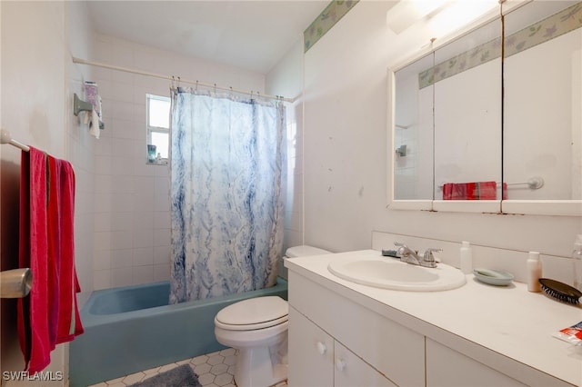 full bathroom with shower / bath combination with curtain, vanity, and toilet