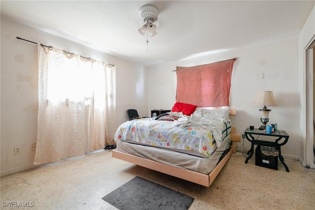 bedroom with ceiling fan