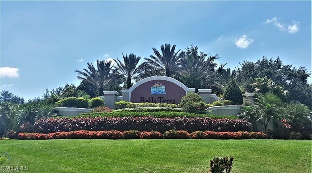 community sign with a lawn