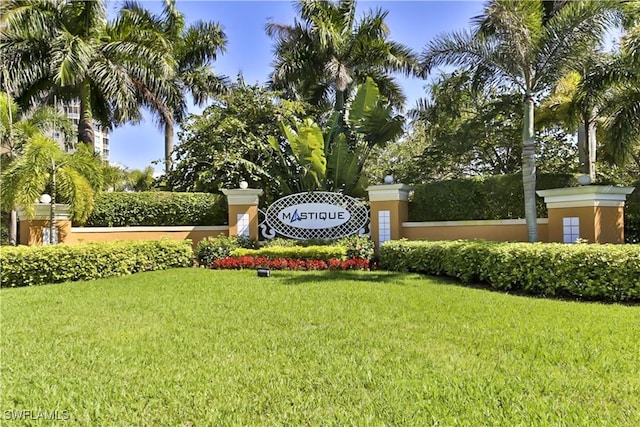 community / neighborhood sign featuring a yard