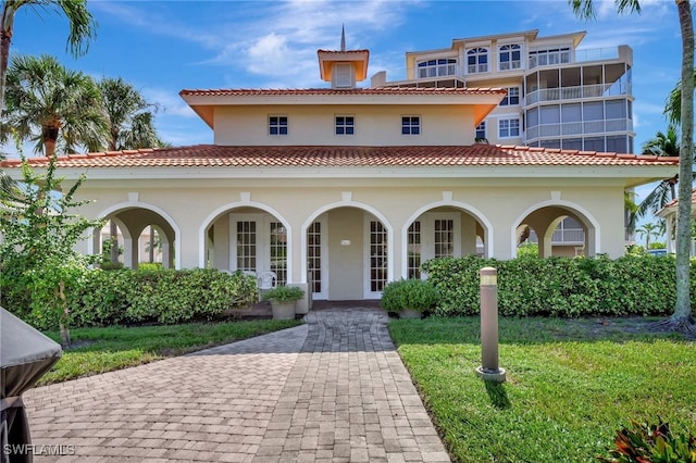 view of front of home featuring a front yard