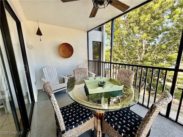 sunroom with ceiling fan