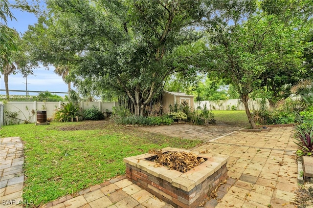 view of yard featuring a patio area