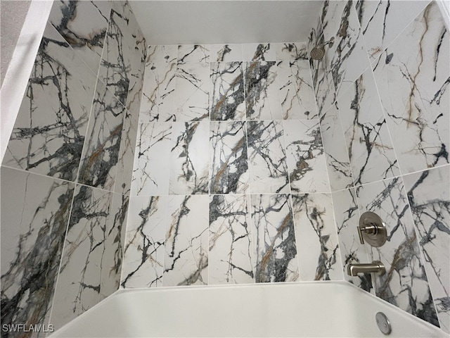 bathroom featuring tiled shower / bath combo