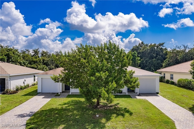 view of front of house featuring a front yard