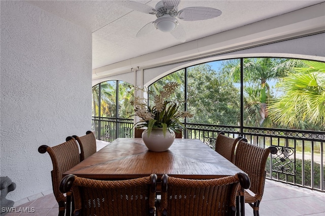 sunroom with ceiling fan