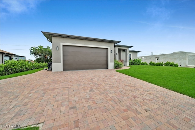 view of front of home featuring a garage and a front yard