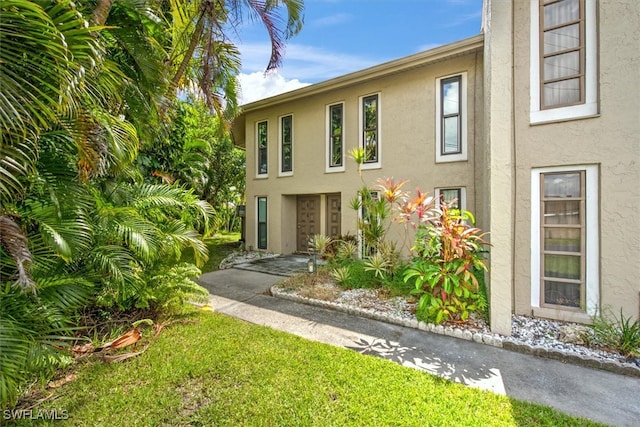 view of front of property featuring a front yard