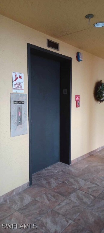 property entrance with elevator