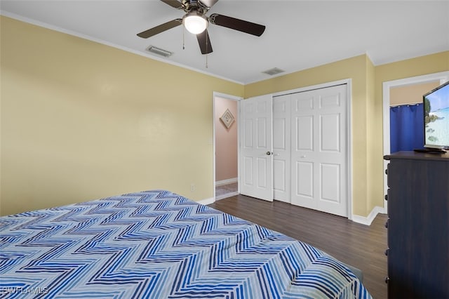 bedroom featuring a closet, ceiling fan, hardwood / wood-style flooring, and crown molding