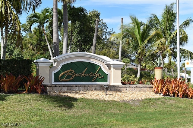 community sign with a yard