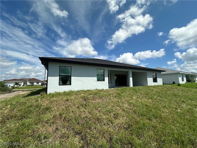 view of front of property featuring a front yard