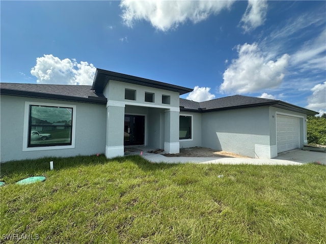 view of front facade featuring a garage and a front lawn