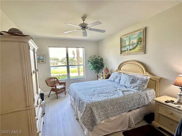 bedroom featuring light wood-style floors, baseboards, and a ceiling fan