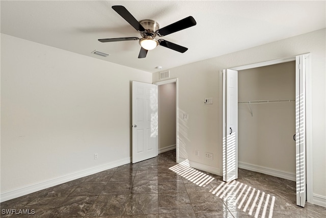 unfurnished bedroom featuring ceiling fan and a closet