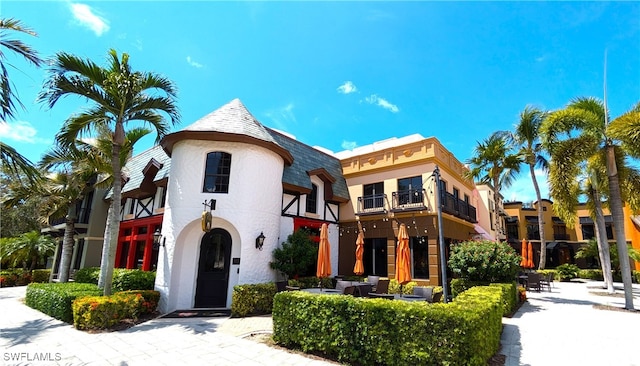 view of front of property featuring an outdoor living space and a balcony