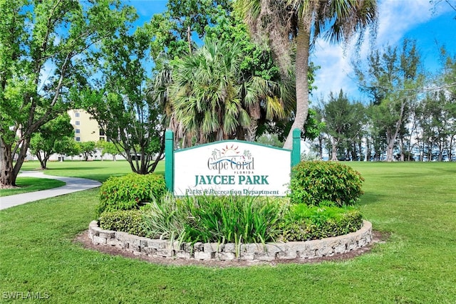 community sign with a yard