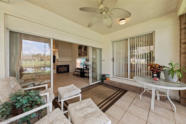 sunroom with ceiling fan