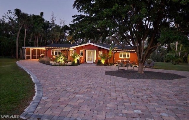 view of front of home featuring a lawn