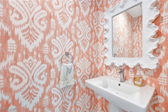 bathroom featuring sink