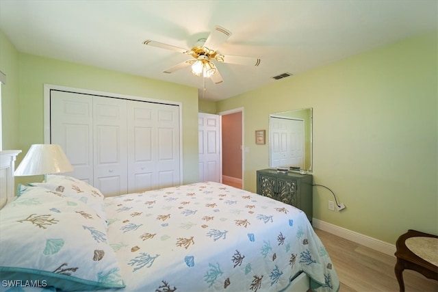 bedroom featuring light hardwood / wood-style floors and ceiling fan