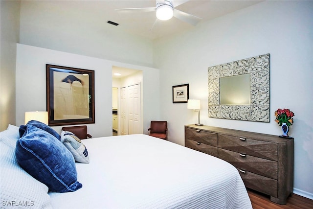 bedroom with dark hardwood / wood-style flooring, ceiling fan, and a closet