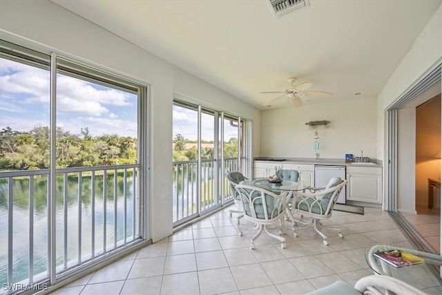 sunroom with visible vents, a sink, and ceiling fan