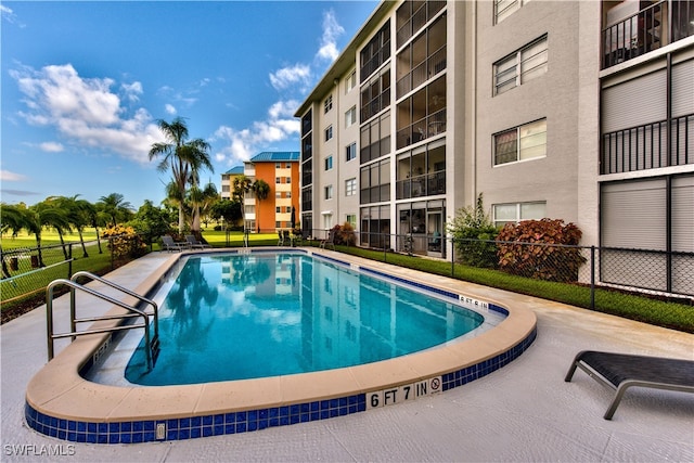 view of swimming pool