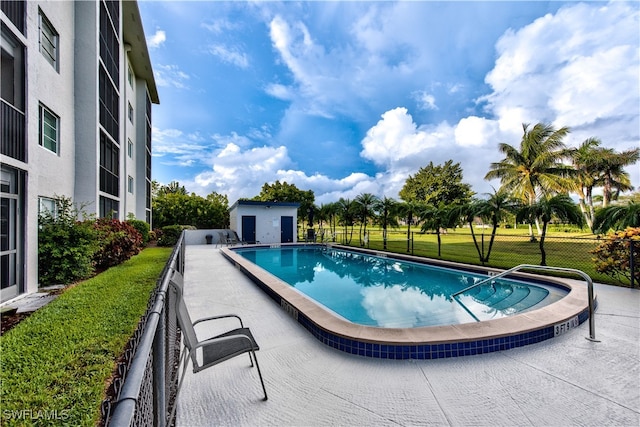 view of swimming pool