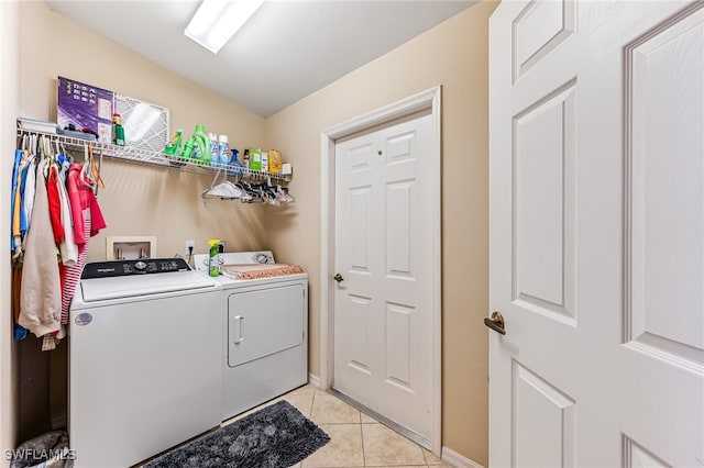 laundry room featuring light tile patterned floors and independent washer and dryer