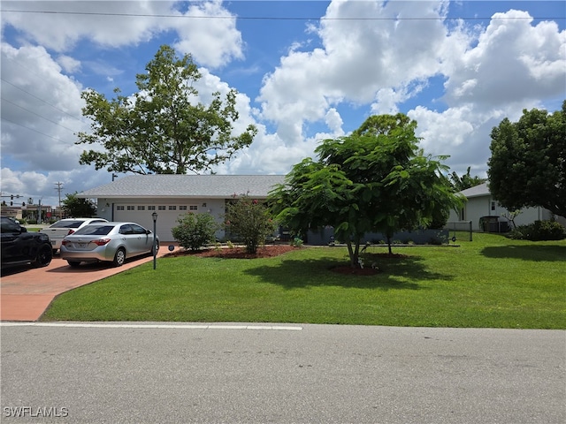 view of front facade featuring a front yard