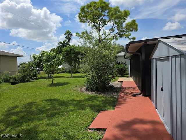 view of yard with a shed