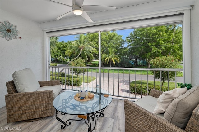 sunroom with ceiling fan