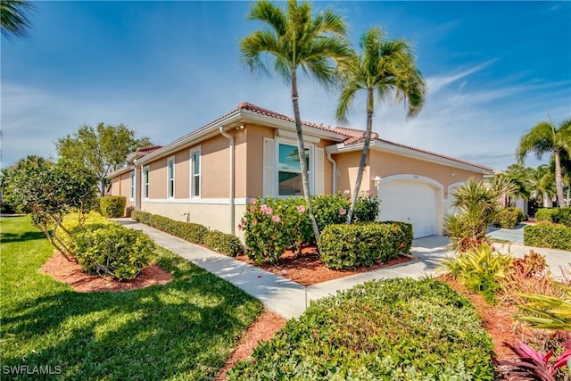 view of front facade featuring a garage and a front lawn