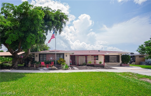 ranch-style home with a front yard