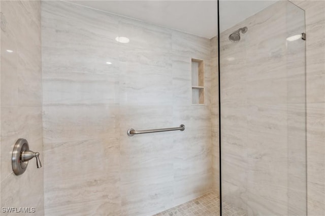 bathroom featuring tiled shower