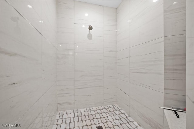 bathroom featuring tiled shower