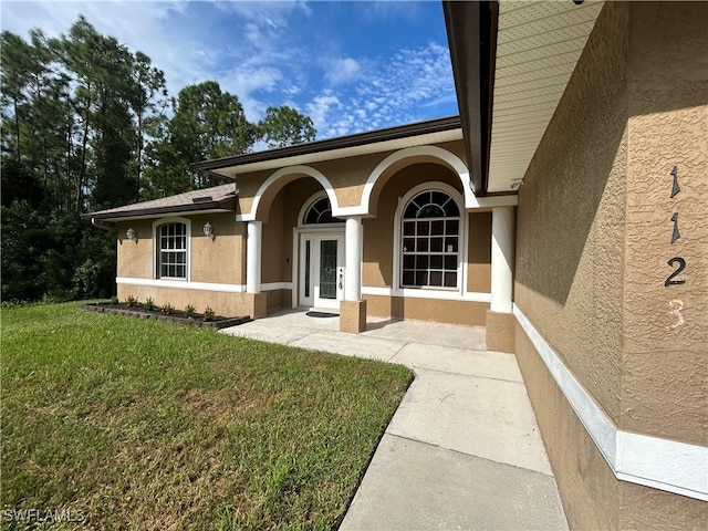 property entrance featuring a lawn