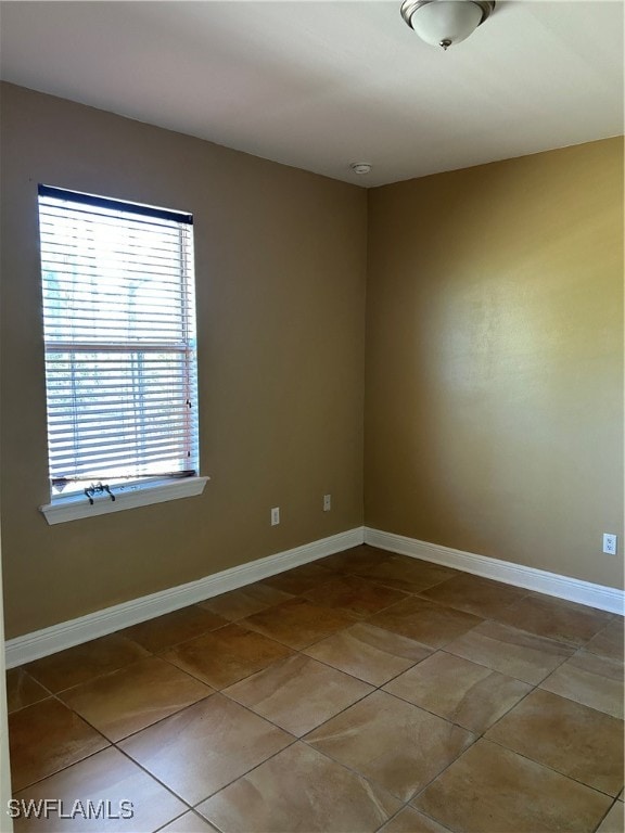 empty room featuring light tile patterned flooring