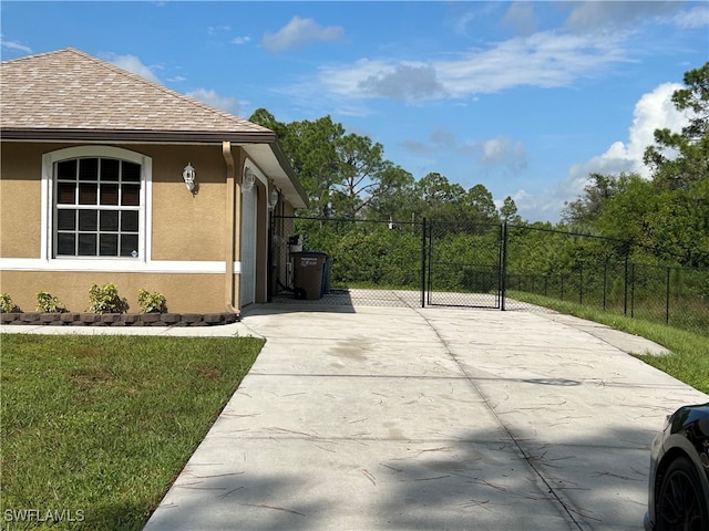 view of side of property featuring a lawn