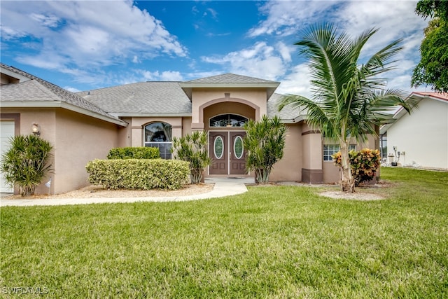 view of front of property featuring a front lawn